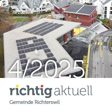 Richtig akutell 04/25 - Informationsblatt der Gemeinde, auf der Frontseite sind die Photovoltaikanlagen auf den Dächern des neuen Feuerwehrgebäudes und des neuen Kindergartens