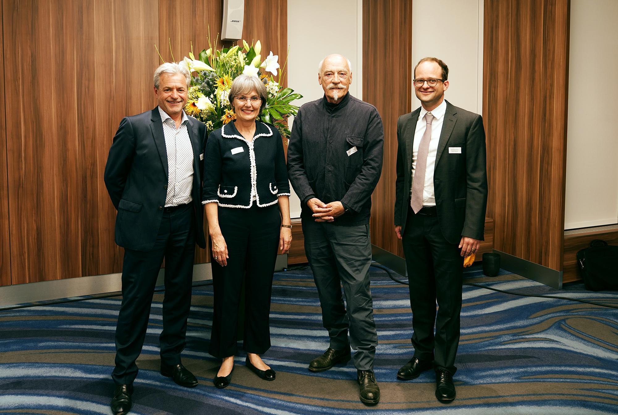 v.l.n.r.: Erich Schönbächler, Rektor der Schulen von Unterägeri | Silvia Thalmann-Gut, Regierungsrätin und Volkswirtschaftsdirektorin vom Kanton Zug | Reto Gurtner, Verwaltungsratspräsident Weisse Arena Gruppe, Laax | Fridolin Bossard, Gemeindepräsident Unterägeri

