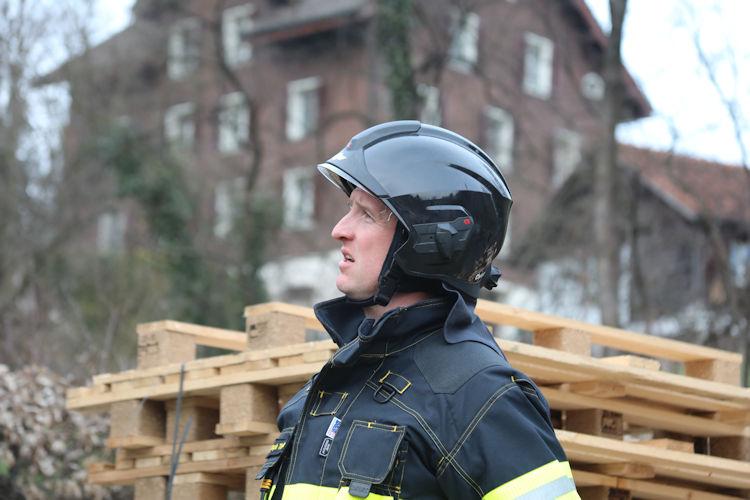 Christof schaut, dass die Leiter genügend ausgefahren ist