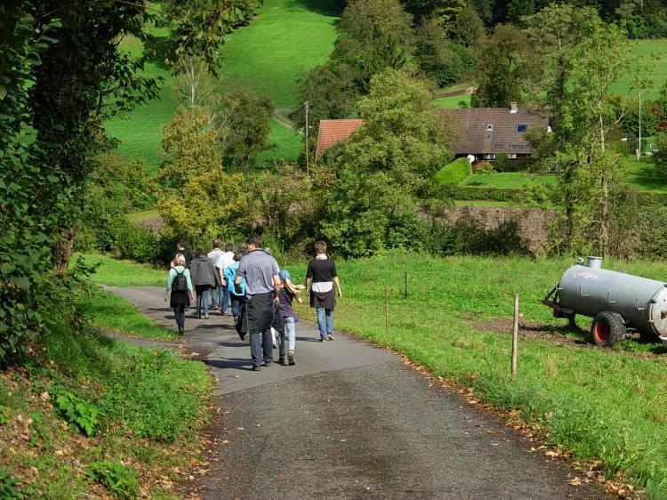 Bannumgangteilnehmer wandern Richtung Dorf2 