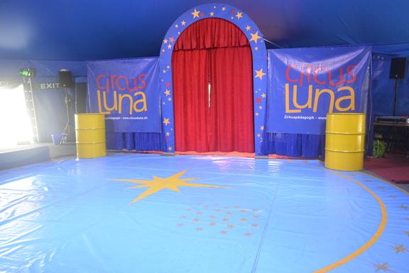 Blaue Manege mit gelben Sternen und einem roten Vorhang
