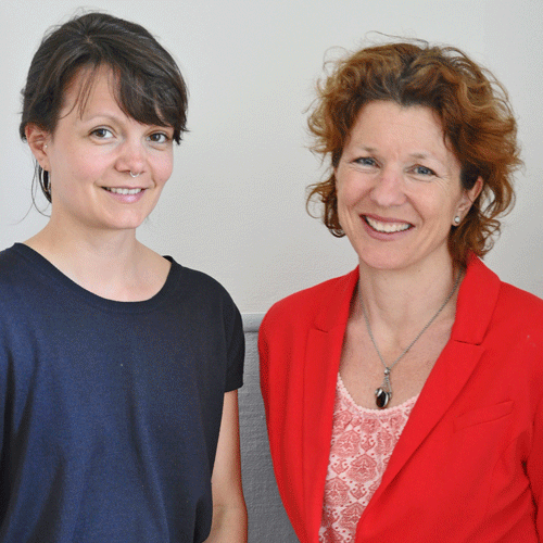 Lea von Büren, Jugendarbeiterin, und Kathi Siegrist, Altersbeauftragte, organisieren den Helpdesk.