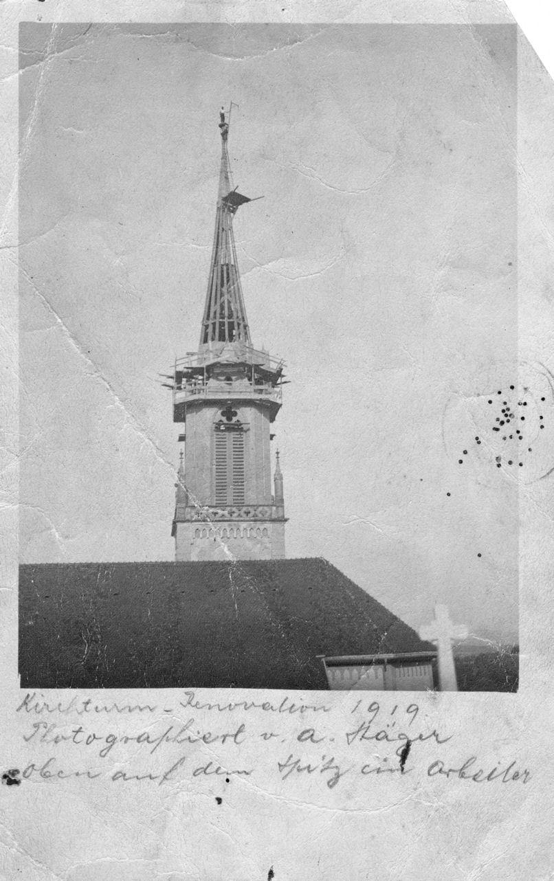 Kirchturmrenovation 1919 mit Arbeiter auf der Spitze.