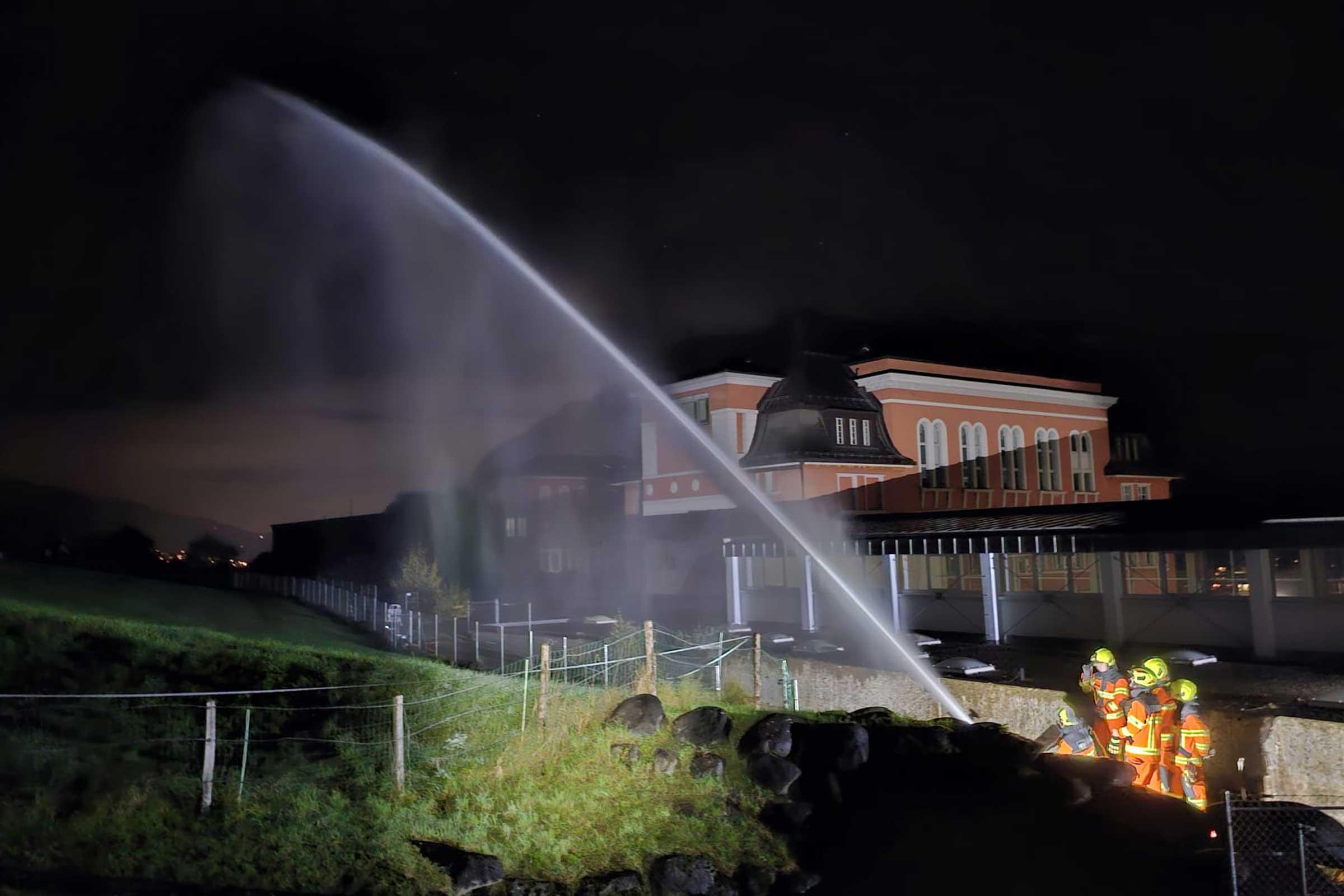 Die Neueingeteilten nehmen an ihrer Probe einen Wasserwerfer in Betrieb.