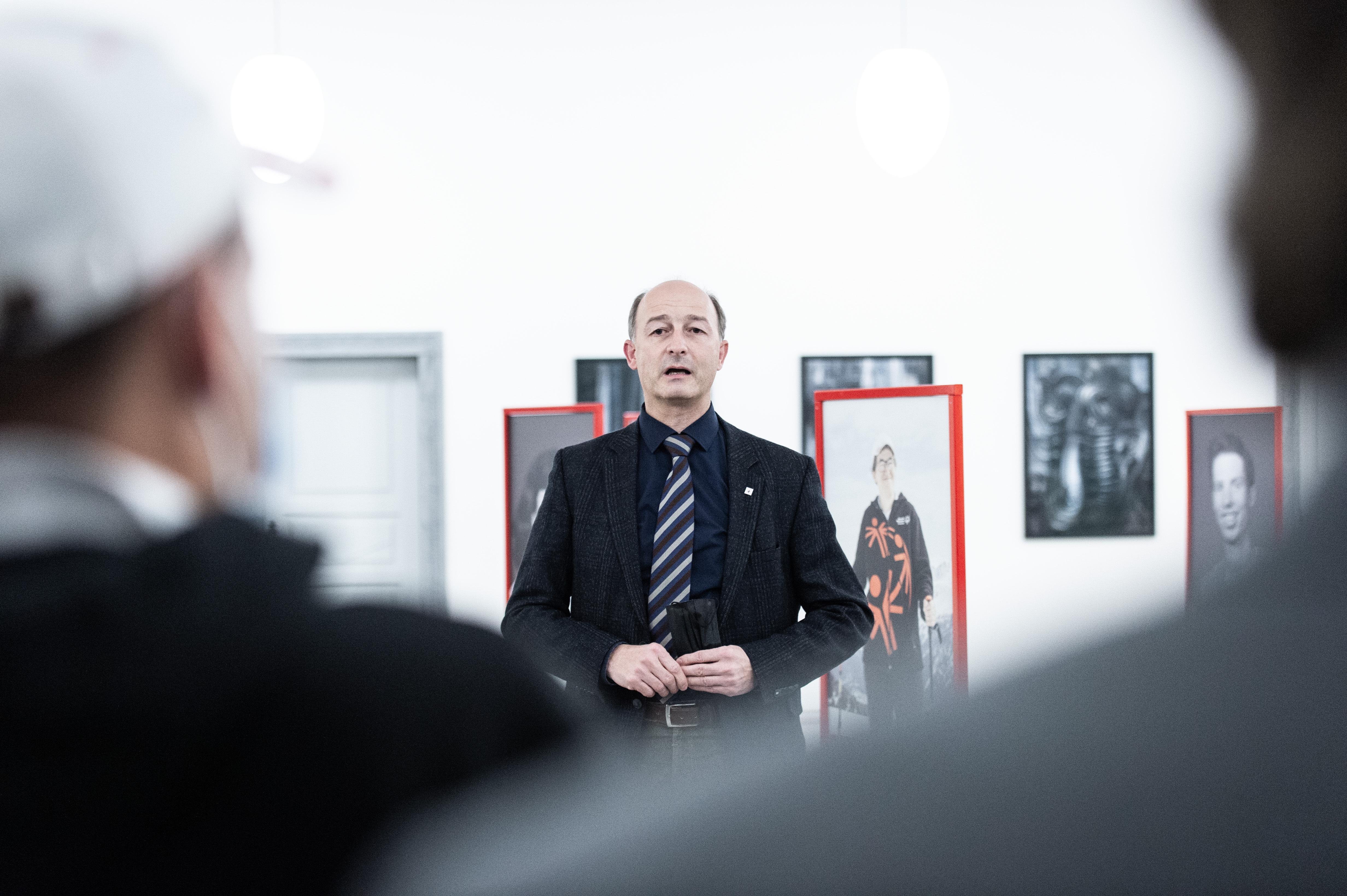 Gäste anlässlich der Vernissage für die Ausstellung „Iouri Podladtchikov für Special Olympics“, am 3. Dezember 2021 in Chur. Die Wanderausstellung zeigt auch Bilder von Bruno Augsburger. (WeArePepper/Sebastian Schneider)
