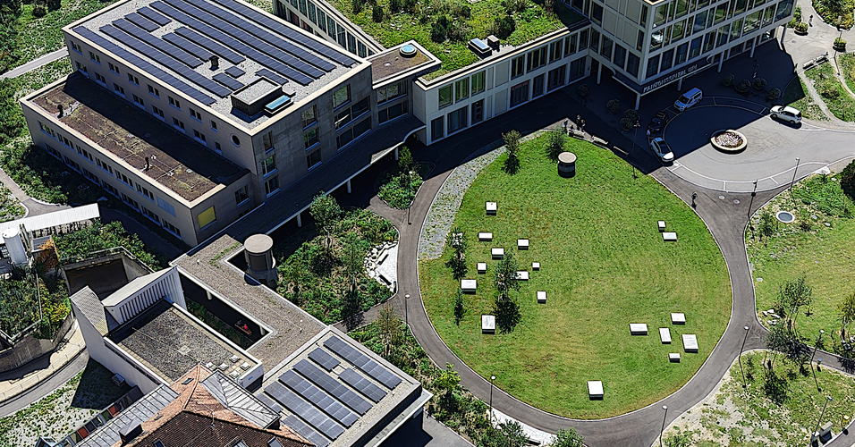 Kantonsspital Uri im Minergie-P Eco Standard: Photovoltaik und begrünte Dächer – zwei sicht-bare Beispiele für den Einbezug des Klimas am Bau. Bild: Kanton Uri