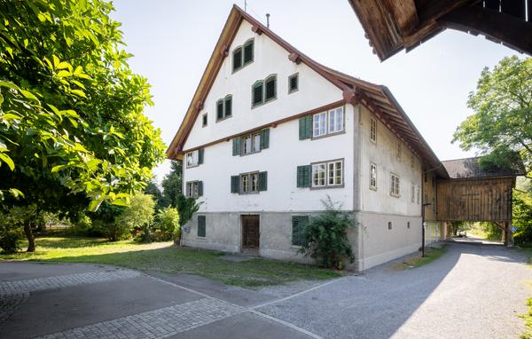 Das Gebäude mit Gibeldach, sommerliche Stimmung