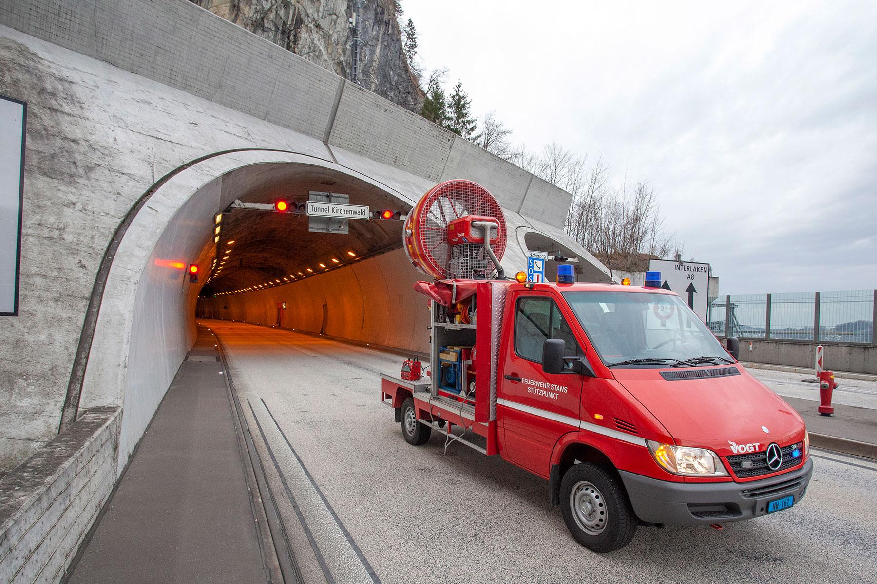 Ein Pannenfahrzeug qualmt im Kirchenwaldtunnel.