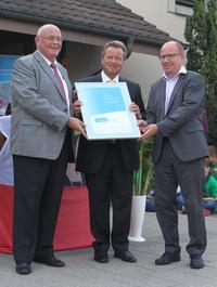 Übergabe Energiestadt-Label durch Markus Kägi und Reto Lindegger an Gemeindepräsident Marco Kurer