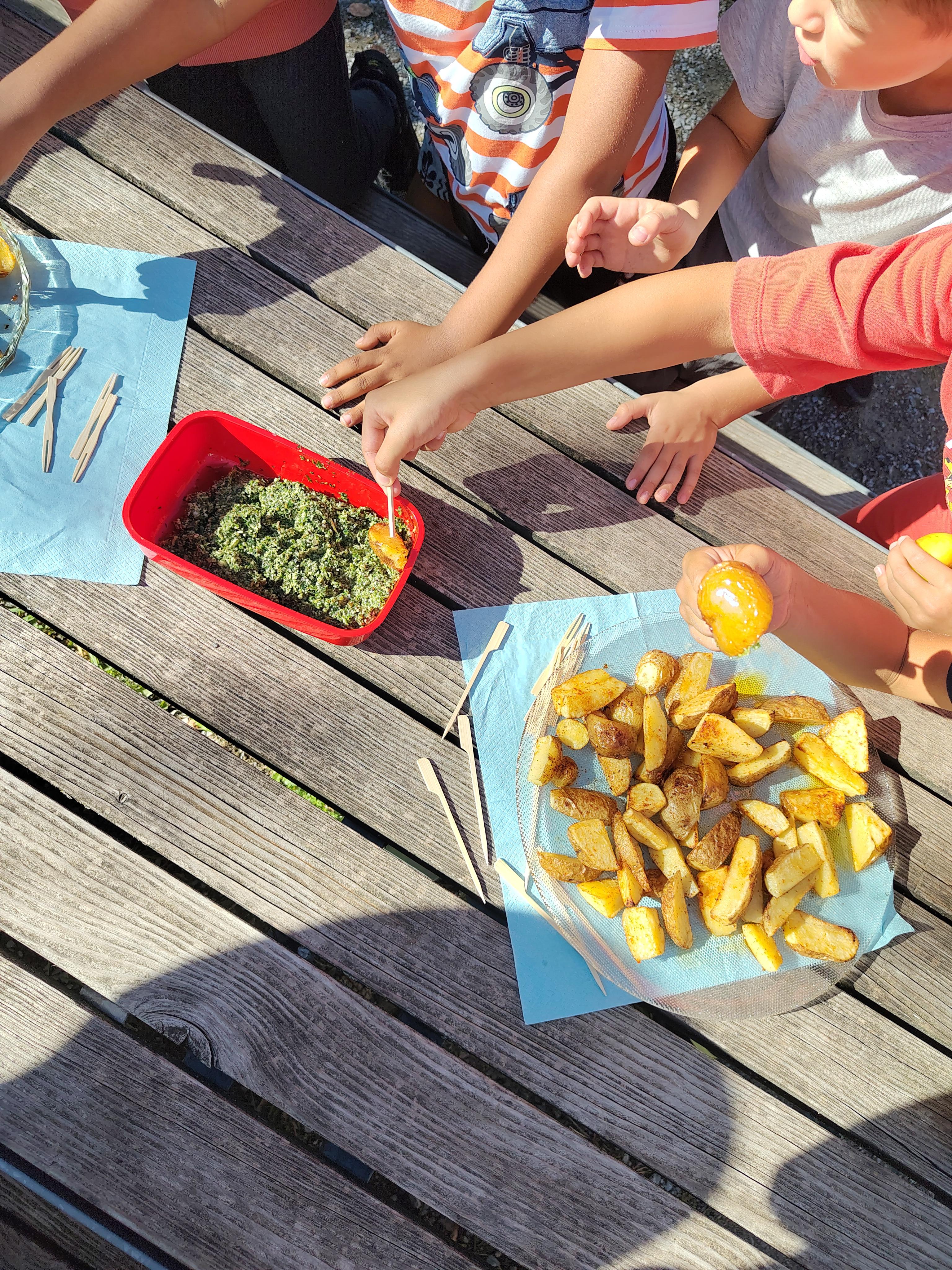 Kinder bedienen sich am Buffet