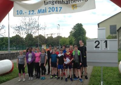 Gemeinsam gehts offenbar besser. Bereits nach dem zweiten von insgesamt drei Bewegungstagen ist bei «langenthal.bewegt» die vorgegebene Zielsetzung übertroffen worden. Mit 212'952 offiziell registrierten Minuten ist das Total aus dem letztjährigen «Duell der Geschlechter» bereits übertroffen worden. Dazu beigetragen haben am Donnerstag unter anderem:
- die 300 Kindergärtner, die sich an der Kindergarten-Olympiade sechs Stunden lang bewegt haben;
- die einmal mehr in imponierender Zahl zum «City-Skate» angetretenen Inline-Skater am abendlichen Kreuz und Quer durch die Stadt;
- die überaus vielen Schulklassen, die sich auch am Donnerstag in ihrer Turnstunde bei «langenthal.bewegt» engagiert haben.

Imposantes Kindergarten-Olympia. Mit einer eindrücklichen Eröffnungsfeier mit Sternmarsch aller 15 Langenthaler Kindergarten-Klassen sind am Donnerstagvormittag die alle zwei Jahre stattfindenden olympischen Spiele der Jüngsten gestartet worden. Anschliessend betätigten sich die einzelnen Klassen an den verschiedenen Posten aktiv, und kurz nach 14 Uhr traf man sich mit Fanfare und Schlachtruf zur Schlussfeier mit Medaillenübergabe. Fehlen durfte dabei natürlich nicht das traditionelle Maskottchen, der putzige Hase «Hoppel», der für das gemeinsame Aufwärmen und die Medaillenübergabe verantwortlich war.

Aktive Schulklassen. Stellvertretend für die vielen Schulklassen bei «langenthal.bewegt» seien hier zwei positiv registrierte Auftritte erwähnt: zum einen die geschlossen antretenden Klassen des Schulzentrums Elzmatte  kein Wunder beim diesjährigen Elzmatte-Jahresmotto «bewegen»; zum andern die riesige Gruppe des Schulsport-Faches Mini-Volleyball, die mit rund 40 Jugendlichen zum Ausdauer-Wettbewerb angetreten ist.

Imposanter City-Skate. Das abendliche Treffen der schnellen Flitzer auf den kleinen Rollen ist einmal mehr zu einem optischen aber auch zum zahlenmässigen Highlight geworden. Ein fast nicht endendwollender Skater-Tatzelwurm bewegte sich auch diesmal, angeführt von einer Polizeipatrouille, kreuz und quer durch die Stadt. Mit dabei natürlich sämtliche Nachwuchs-Teams des SCL, dazu aktive Spieler der zweiten Mannschaft und des NLB-Meisterteams, aber auch zahlreiche Hobby-Skater und sogar mehrere Einradfahrer/innen. Nach rund einer Stunde liessen es sich die routinierten Roller nicht nehmen, sich nochmals  diesmal etwas zügiger  auf den Weg durch Langenthals Strassen zu machen.