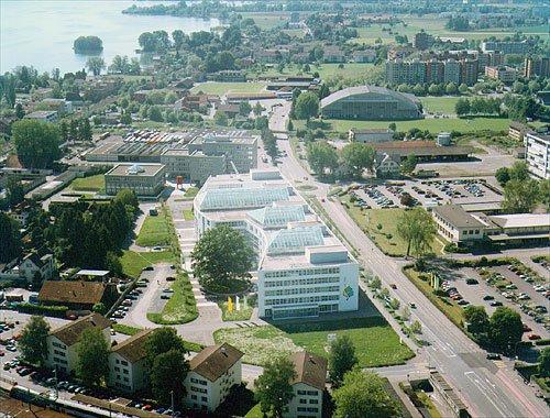 Die Grafenau setzt einen markanten städtebaulichen Akzent im Hertiquartier. Zahlreiche renommierte, internationale Unternehmungen haben diesen attraktiven Standort in der Nähe des Bahnofs gewählt. Die Grafenau ist in der Zwischenzeit erweitert worden
