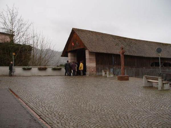 Das Wetter spielte leider nicht ganz mit. Am 14. Dezember 2003, einige Minuten vor der offiziellen Einweihung und Einsegnung des Schönauer Wegkreuzes.
