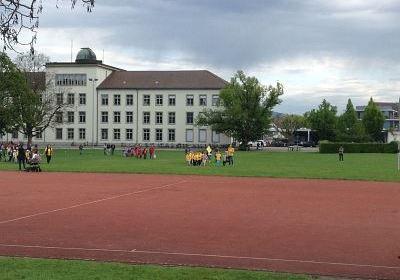 Gemeinsam gehts offenbar besser. Bereits nach dem zweiten von insgesamt drei Bewegungstagen ist bei «langenthal.bewegt» die vorgegebene Zielsetzung übertroffen worden. Mit 212'952 offiziell registrierten Minuten ist das Total aus dem letztjährigen «Duell der Geschlechter» bereits übertroffen worden. Dazu beigetragen haben am Donnerstag unter anderem:
- die 300 Kindergärtner, die sich an der Kindergarten-Olympiade sechs Stunden lang bewegt haben;
- die einmal mehr in imponierender Zahl zum «City-Skate» angetretenen Inline-Skater am abendlichen Kreuz und Quer durch die Stadt;
- die überaus vielen Schulklassen, die sich auch am Donnerstag in ihrer Turnstunde bei «langenthal.bewegt» engagiert haben.

Imposantes Kindergarten-Olympia. Mit einer eindrücklichen Eröffnungsfeier mit Sternmarsch aller 15 Langenthaler Kindergarten-Klassen sind am Donnerstagvormittag die alle zwei Jahre stattfindenden olympischen Spiele der Jüngsten gestartet worden. Anschliessend betätigten sich die einzelnen Klassen an den verschiedenen Posten aktiv, und kurz nach 14 Uhr traf man sich mit Fanfare und Schlachtruf zur Schlussfeier mit Medaillenübergabe. Fehlen durfte dabei natürlich nicht das traditionelle Maskottchen, der putzige Hase «Hoppel», der für das gemeinsame Aufwärmen und die Medaillenübergabe verantwortlich war.

Aktive Schulklassen. Stellvertretend für die vielen Schulklassen bei «langenthal.bewegt» seien hier zwei positiv registrierte Auftritte erwähnt: zum einen die geschlossen antretenden Klassen des Schulzentrums Elzmatte  kein Wunder beim diesjährigen Elzmatte-Jahresmotto «bewegen»; zum andern die riesige Gruppe des Schulsport-Faches Mini-Volleyball, die mit rund 40 Jugendlichen zum Ausdauer-Wettbewerb angetreten ist.

Imposanter City-Skate. Das abendliche Treffen der schnellen Flitzer auf den kleinen Rollen ist einmal mehr zu einem optischen aber auch zum zahlenmässigen Highlight geworden. Ein fast nicht endendwollender Skater-Tatzelwurm bewegte sich auch diesmal, angeführt von einer Polizeipatrouille, kreuz und quer durch die Stadt. Mit dabei natürlich sämtliche Nachwuchs-Teams des SCL, dazu aktive Spieler der zweiten Mannschaft und des NLB-Meisterteams, aber auch zahlreiche Hobby-Skater und sogar mehrere Einradfahrer/innen. Nach rund einer Stunde liessen es sich die routinierten Roller nicht nehmen, sich nochmals  diesmal etwas zügiger  auf den Weg durch Langenthals Strassen zu machen.