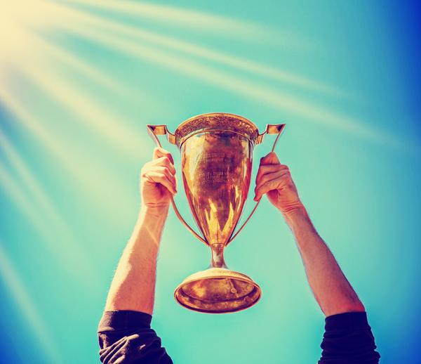 Siegerpokal wird in die Höhe gehoben