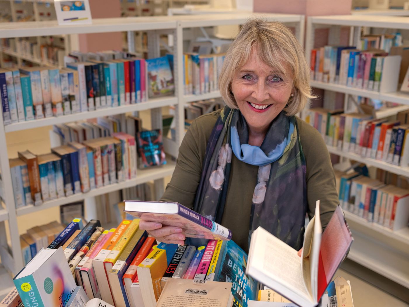 Luzia Stettler mit Büchern