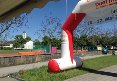 «Zäme bewege» - Das Motto zum diesjährigen «langenthal.bewegt» ist gut angekommen. Bereits am ersten Tag sind zahlreiche Gruppen zum gemeinsamen Minuten-Sammeln im Event-Zentrum «Kreuzfeld» angetreten. Selbstverständlich sind aber auch Einzelpersonen und individuelle Bewegungs-Aktionen jederzeit willkommen. Das Resultat der ersten 5 Stunden von «langenthal.bewegt» 2017 = 23'754 Bewegungsminuten. Zum Resultat vom Vorjahr fehlen somit noch rund 180'000 Minuten. Das schaffen wir!

Gruppen-Selfies finden Beachtung - Die Idee, von jeder Gruppe beim Antreten ein Foto zu schiessen und auf einen Grossbildschirm zu laden, kommt bei den Leuten gut an. Immer wieder werden die endlos abgespielten Bilder betrachtet und natürlich nehmen alle registrierten Gruppen am speziellen Wettbewerb teil.

Als erste unterwegs  Bereits am Vormittag ist die Klasse von Lehrer Hans Hofer zu einer ausgiebigen Bike-Tour gestartet. 24 Schüler/innen und ihr Lehrer waren zusammen viereinhalb Stunden unterwegs und haben so als Gruppe fast 7'000 Bewegungsminuten gesammelt. Bravo!

Aktive Stadtregierung  5 von 7 Gemeinderäten sind am späten Nachmittag auf den Fuss-Trail gegangen. Mit dabei Stadtpräsident, Vizestadtpräsident und  eigentlich fast von Amtes wegen  die Sportministerin. Während einer guten Stunde haben auch die Magistraten mit Bewegungsminuten zum Ergebnis beigetragen.

Die «wilden» Biker aus Aarwangen  Alle Jahre dabei sind auch die sportlichen Fahrer des Bike-Teams Muemetu. Mit ihren Hightech-Bikes und im einheitlichen Renndress waren sie bereits am ersten Tag nicht nur schnell, sondern auch lang unterwegs.

Qi Gong und Tai Chi Chuen  Völlig neue Bewegungsgefühle vermittelt Ralph Juchli mit seinen fernöstlichen Bewegungskünsten. Erfreulich viele Interessierte liessen sich von ihm in die Geheimnisse dieser hierzulande noch wenig bekannten Bewegungsformen einweihen. Aktiv mit dabei sogar die Berichterstatterin des «Tägus»; da sind wir gespannt auf die Live-Reportage.

Beliebte Angebote  Nach wie vor erleben die wiederum abwechslungsreich ausgeschilderten Trails für Läufer, Jogger, Walker und Wanderer einen guten Zuspruch. Immer mehr Leute sind aber auch per Bike unterwegs. Und auf dem «Kreuzfeld» selber wird natürlich  wie überall, wenn der Nachwuchs dabei ist  eifrig Fussball gespielt. Die Streetsoccer-Anlage ist jedenfalls permanent besetzt.

Die grössten Gruppen am ersten Tag waren die Boys vom Schülertraining der LVL mit über 30 Teilnehmenden, gleich zwei Junioren-Teams des FCL, die Radfahrergruppe der Pro Senectute und natürlich die eingangs erwähnte Schulklasse von Hans Hofer.
