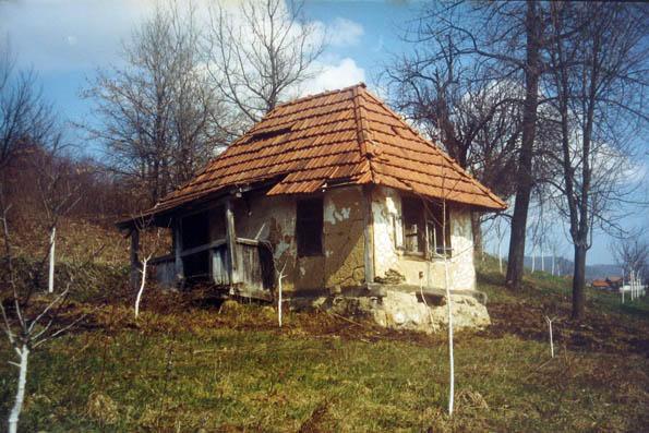 Stara Bosanska kuæa, sgraðena odmah nakon II svjetskog rata. Iako u trošnom stanju još uvijek
odolijeva zubu vremena. Ein altes bosnisches Haus, gebaut unmittelbar nach dem 2 Weltkrieg. Wenn auch schon in gebrauten Zustand, kämpft es immer noch gegen die Zeit.