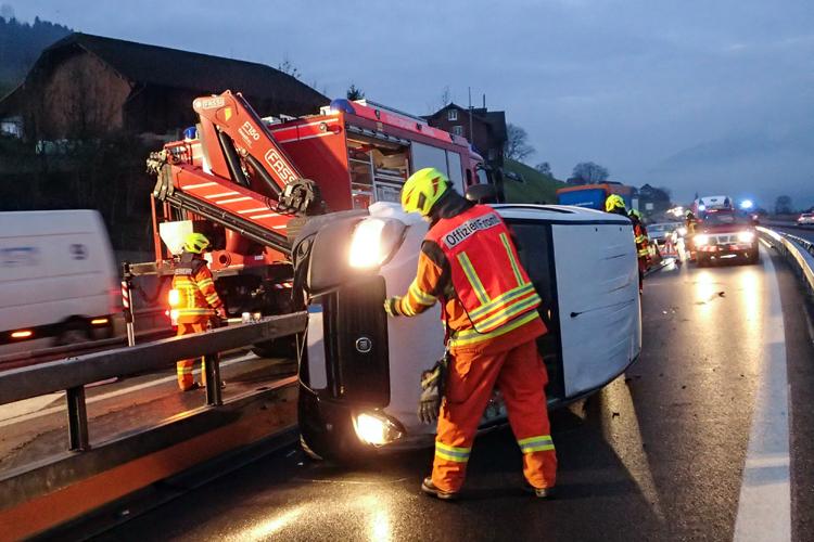 Ein weiteres Fahrzeug verunfallt im Baustellenbereich der Autobahn A2 in Buochs. Der Fahrer ist nicht verletzt. Die Strassenrettungsgruppe sichert die Unfallstelle und trifft Ölwehrmassnahmen.