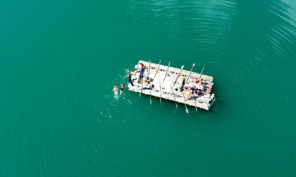 Wir hatten diese Woche in Morgarten eine Projektwoche. Und zwar haben wir unter der Anleitung von Fredy Trüsch ein riesiges Floss gebaut, mit welchem wir rudernd auf dem Ägerisee unterwegs waren. In alters- & klassendurchmischten Gruppen haben wir eine tolle Ruderwoche auf dem See erlebt. Eine Gruppe ist gar über den See bis zur Kellermatt gerudert und durfte dort ein Glacé geniessen. 
