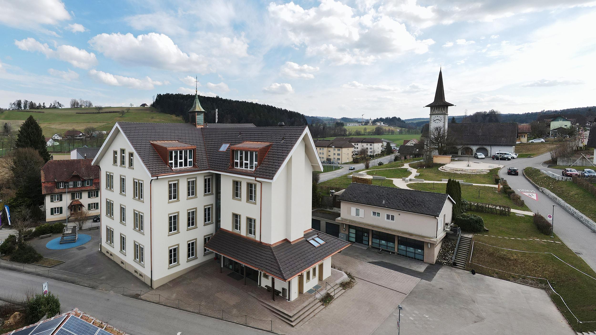 Januar 2021
Nach der Fertigstellung des Vordachs und den vollendeten Umgebungsarbeiten erstrahlt das Schulhaus in neuem Glanz.