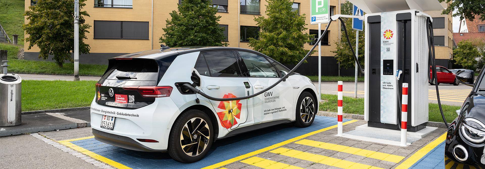 Bild Ladestation für Elektrofahrzeuge auf dem Dorfplatz in Villmergen