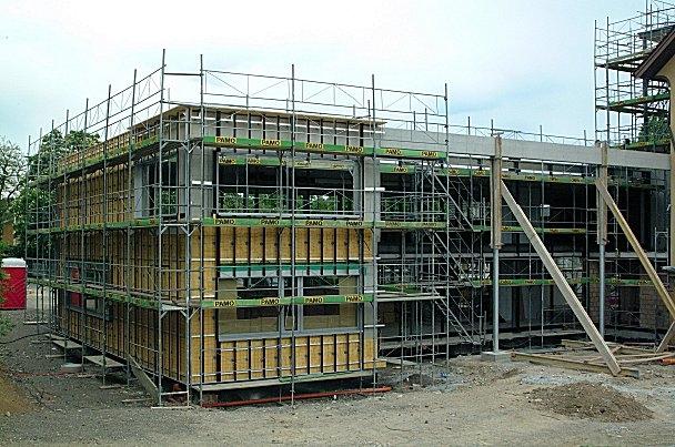 Der Erweiterungsbau ist so weit gediehen, dass dessen Fassaden in der Unterkonstruktion fertig gestellt sind. Die Fassadenverkleidung wird nächste Woche montiert. Die Firma Ziltener erstellt dann auch die Pfosten-Riegel-Konstruktionen, so dass bis Mitte Mai - mit Ausnahme des Treppenhaus-/Liftturms sowie Eingangsbereichs - die gesamte Aussenhülle verglast ist. 14 Tage später erhalten dann auch noch Turm und Eingang ihre Verglasung. In der 1. und 2. Maiwoche baut man auf dem Hauptdach den Dachbelag ein. Ab dem 10. Mai nehmen die Handwerker den Innenausbau in Angriff.