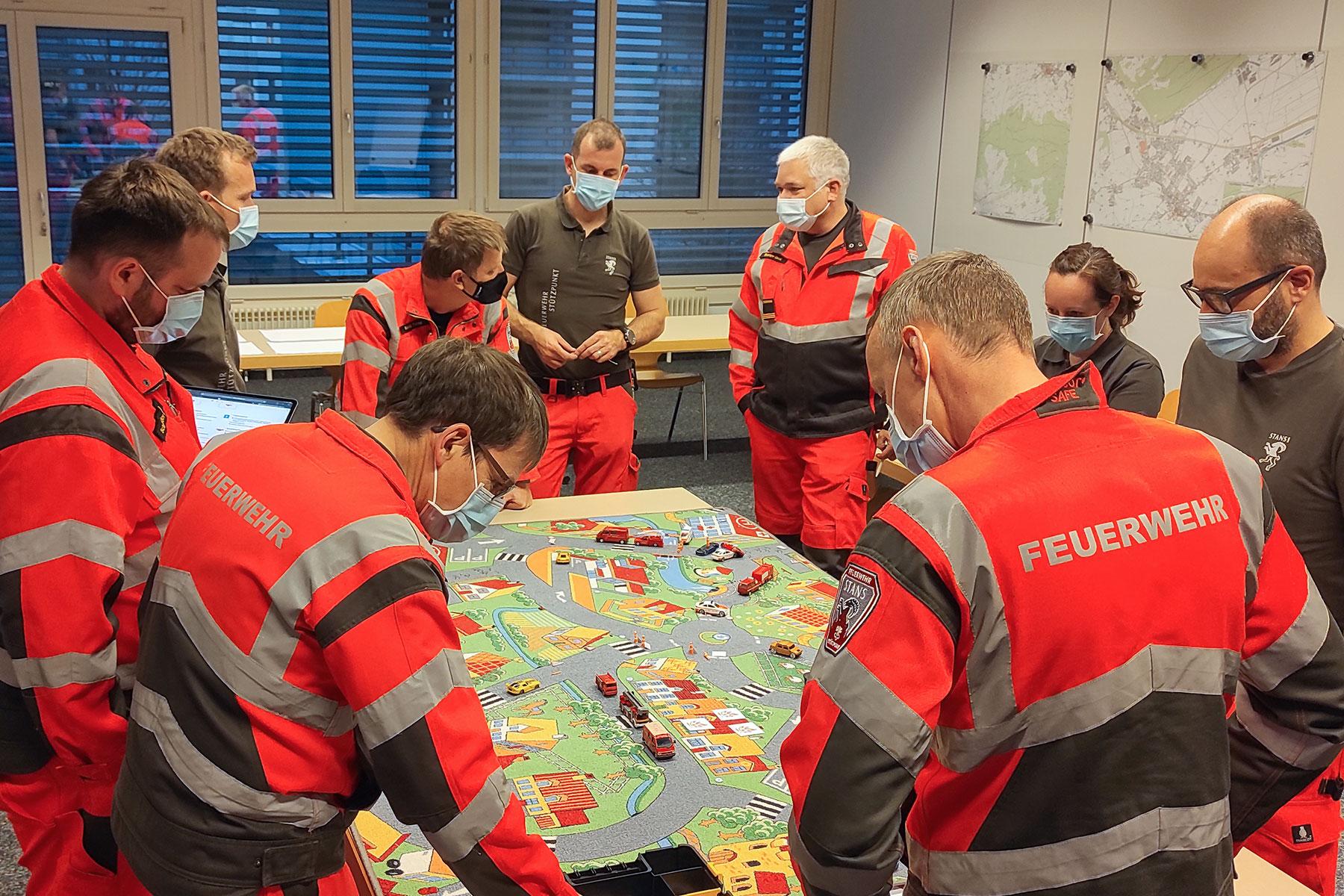 An einer Kaderprobe analysieren Offiziere und Gruppenführer verschiedene Notfallszenarien.