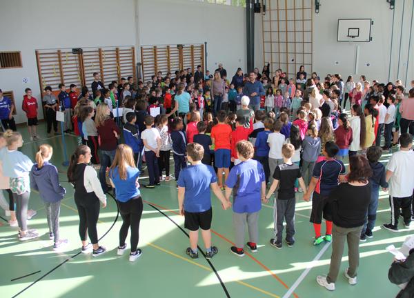 Kinder in grossen Kreisen in der Turnhalle