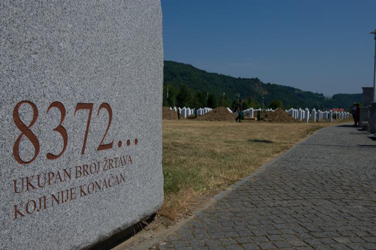 Am 12. und 13. Juli 1995 wurden Frauen, Kinder und Alte in von bosnisch-serbischen Soldaten kontrollierten Bussen auf bosniakisch kontrolliertes Gebiet in der Nähe von Kladanj gebracht - die Männer wurden von ihren Familien getrennt und grösstenteils ermordet.