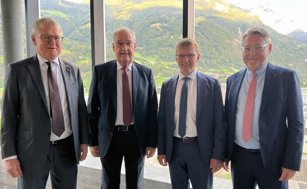 An der Tagung in Schattdorf: (von links) Urban Camenzind (Volkswirtschaftsdirektor Kanton Uri), Bundespräsident Guy Parmelin, Stefan Müller (Regierungsrat AI und Präsident LDK) sowie Roger Bisig (Generalsekretär Landwirtschaftsdirektorenkonferenz). 