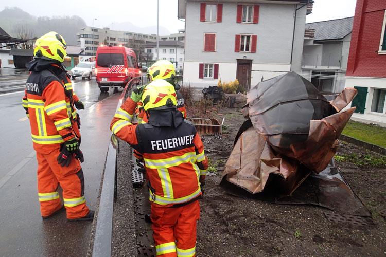 Meist geht es um beschädigte Dächer.