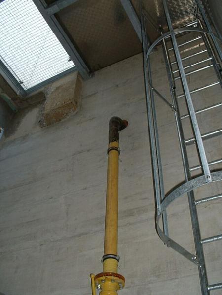 Dieser Schacht musste neu erstellt werden, damit die neue Heizung in den Keller transportiert werden konnte. Er dient auch der Abfuhr der Asche. Pro Heizsaison wird mit dem Anfall von zwei 800 Liter-Containern mit Asche gerechnet. Dies aus rund 80 bis 90 Tonnen Pellets, die in der gleichen Zeit verbrannt werden. Die Betriebstemperatur des Ofens beträgt rund 1000 Grad, weshalb ein sehr geringer Ascheanfall zu verzeichnen ist. Im Bild auch die Gaszuleitung.
