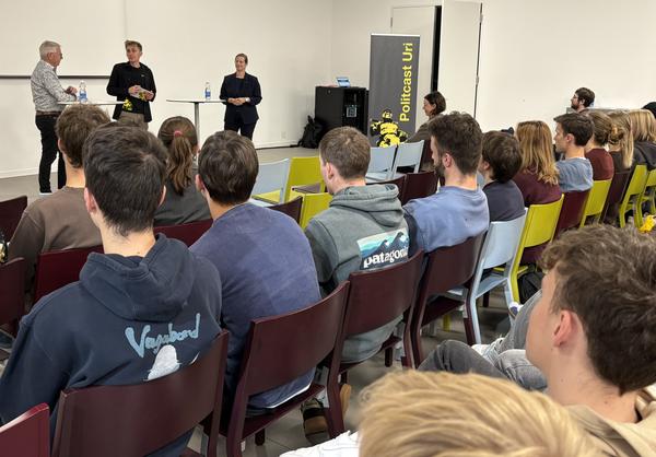 Sicherheitsdirektorin Céline Huber und Landrat Toni Brand mit Moderator David Fischer an der Polittour im bwz uri. 