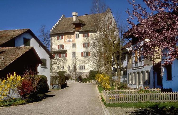 Im Hintergrund das Schloss Greifensee, links das "Sidefädeli" und rechts die "Limi" (Kirche und Begegnungszentrum der Kath. Pfarrgemeinde). Das Schloss kann für Tagungen usw. gemietet werden: www.schlossgreifensee.ch