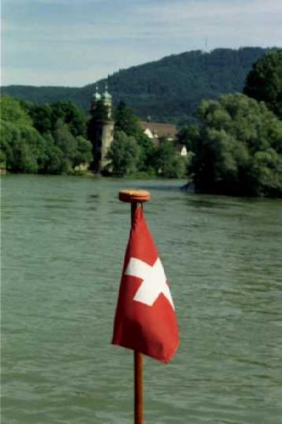 Die Rheinfahrt beginnt bei schönstem Wetter.
