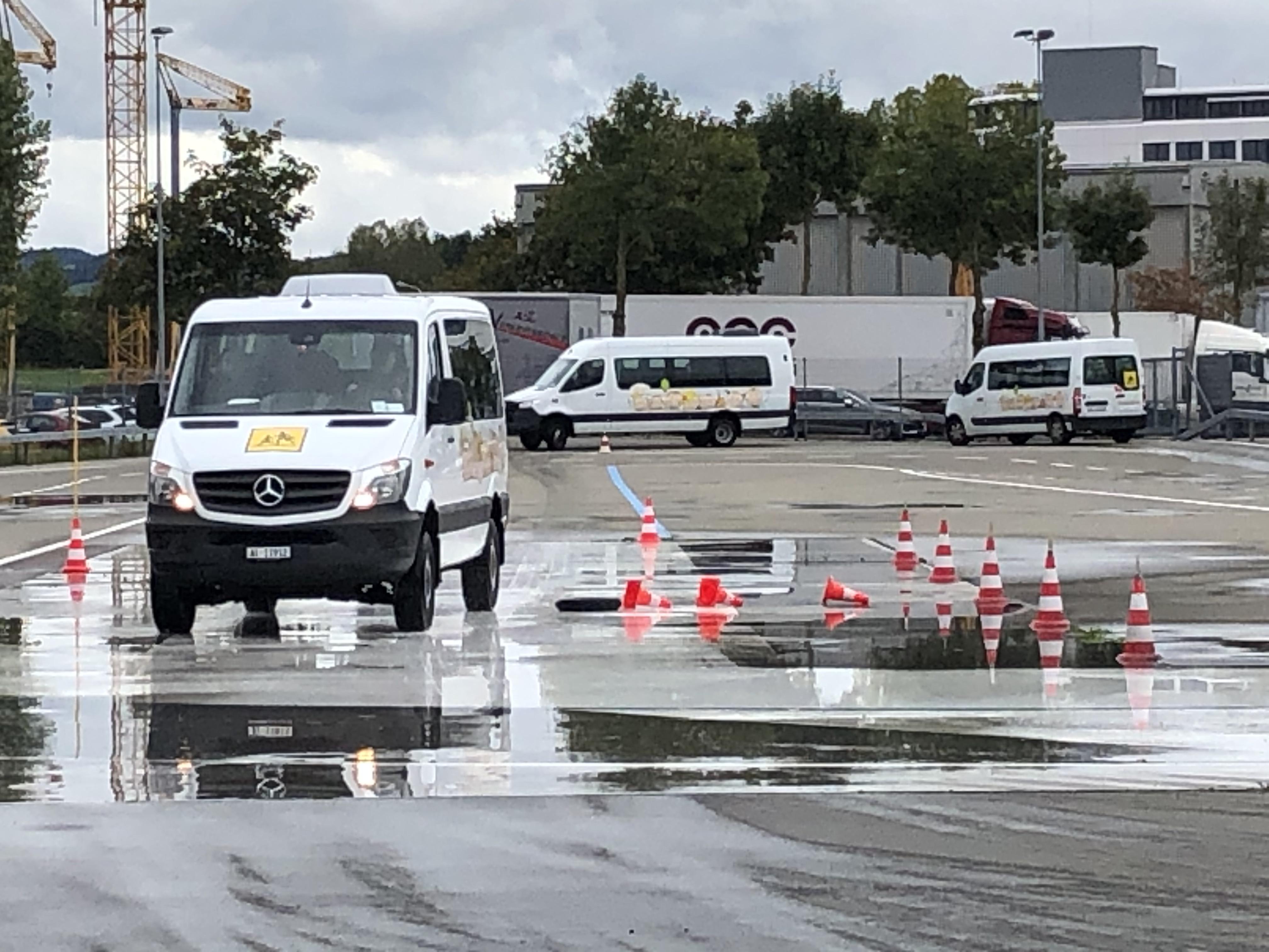 Bremstraining auf nassem Untergrund