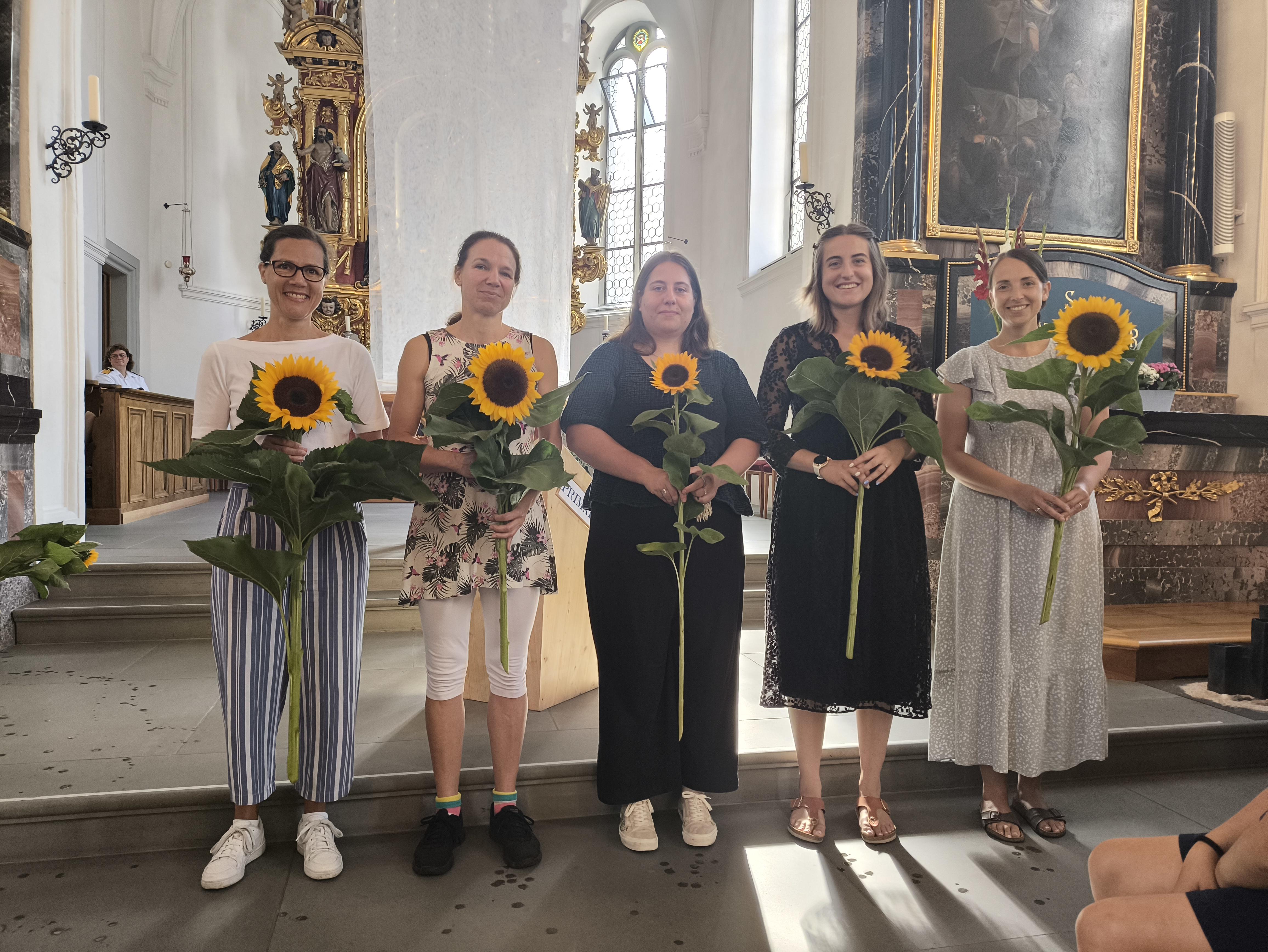 Begrüssung der neuen Lehrpersonen. Von links nach rechts: Andrea Baumann-Hediger, Irene Truttmann, Emily Biscontin, Vera Blagten und Shirin Pflüger. Es fehlt Chiara Ernst.