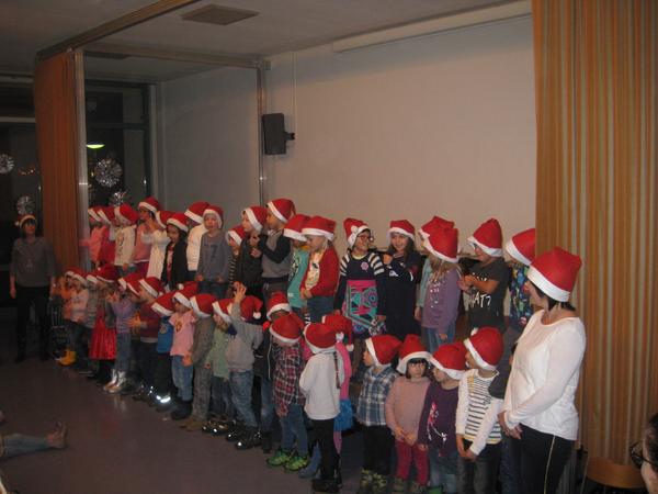 Kindergarten-Kinder singen