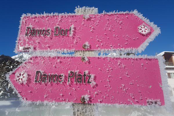 Winterwanderweg Wegweiser pink mit Eiskristallen