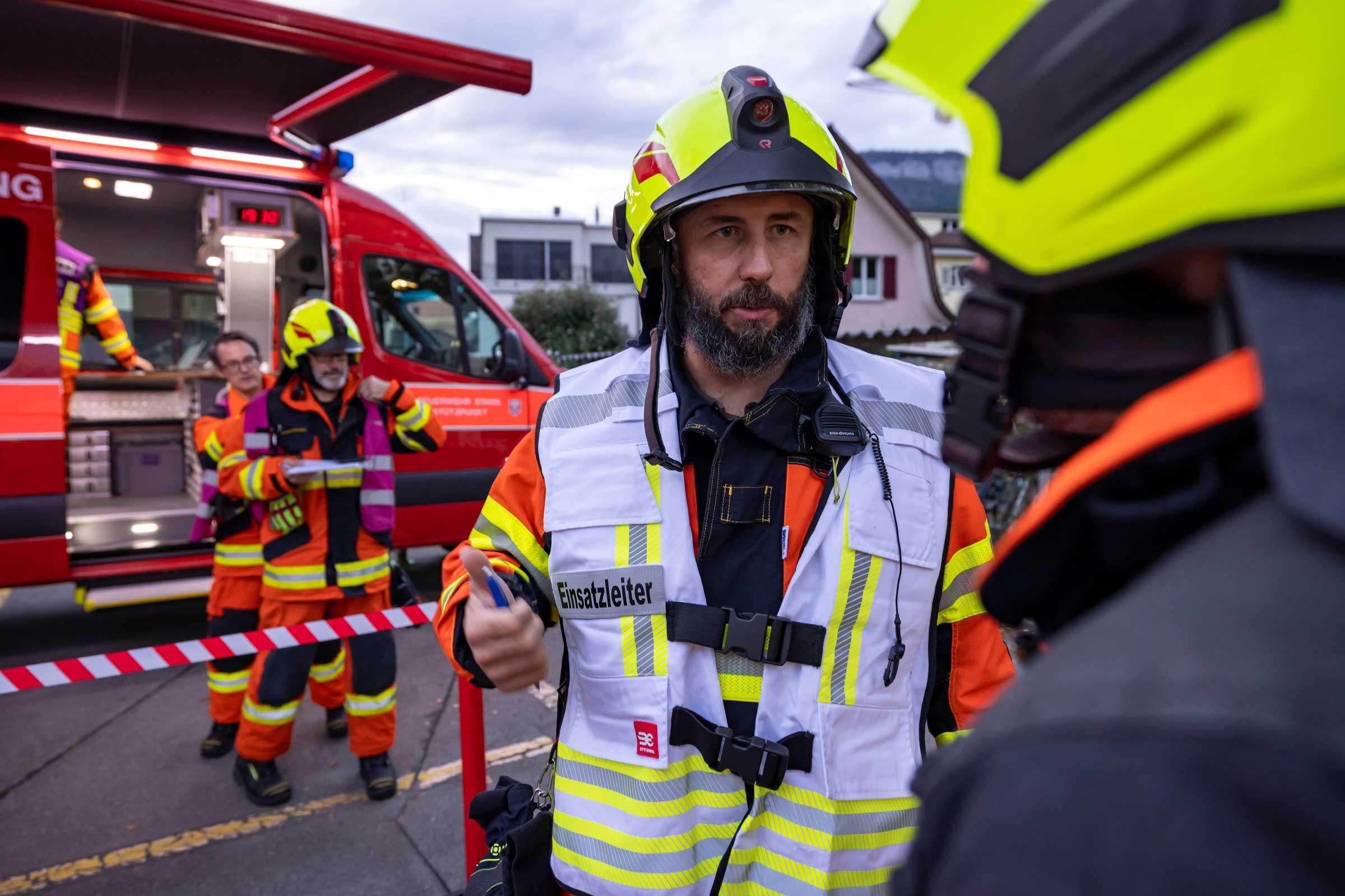 Der Einsatzleiter hat seinen Standort zum Einsatzleitfahrzeug verlegt.