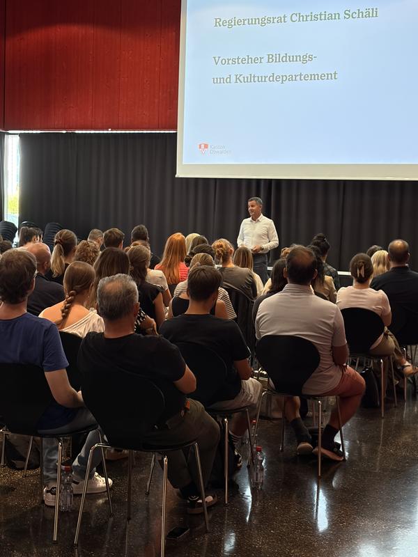Regierungsrat Christian Schäli begrüsste 55 neue Lehrpersonen an der Einführungsveranstaltung zum Schuljahr 2026/27