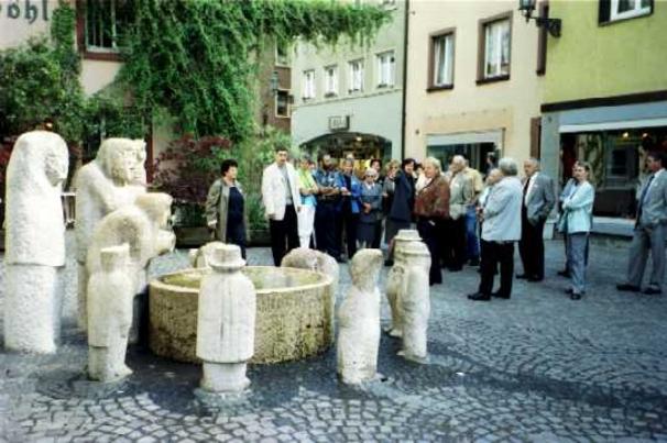 Halt beim Narrenbrunnen.
