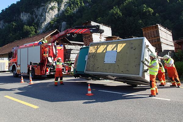 Auf der Stanserstrasse in Stansstad kippt ein unbeladener Viehtransporter auf die Seite. Die Feuerwehr stellt das Fahrzeug wieder auf die Räder und putzt das ausgetretene Öl auf.