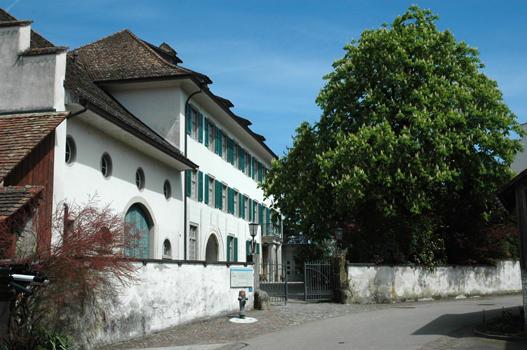 An der Schlossgasse 14 öffnet sich ein schweres schmiedeisernes Tor und ladet zum Besuche ein. Unter der markanten Rosskastanie betreten wir den Schlosshof.