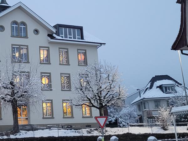 Schulhaus Weihnachtsfenster