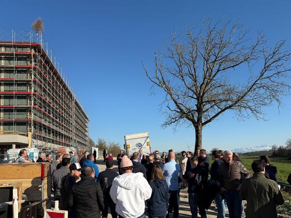 Baustellenbesichtigung am Aufrichtfest der Schulanlagen Nägelimoos. Bild: Stadt Kloten (MGE)