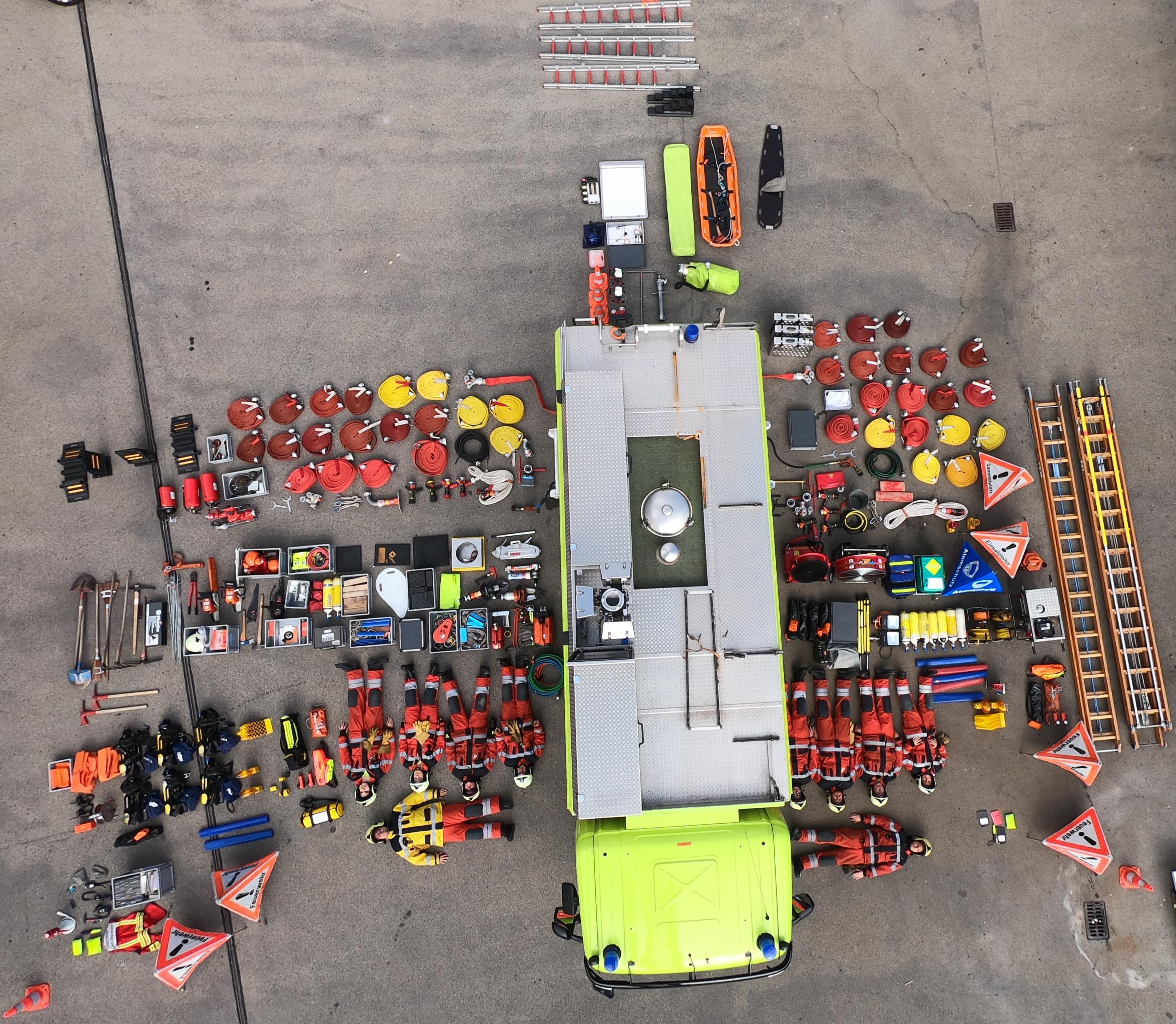 Luftbild eines Feuerwehrfahrzeuges mit sämtlichem Material