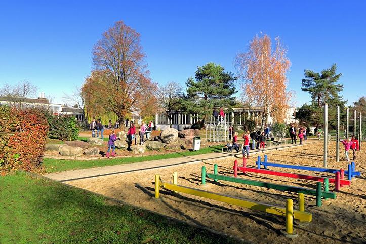 Pausenplatz und Spielanlagen des Schulhauses Breiti.