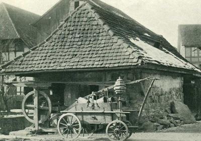 Alte Schöpfspritze mit Laterne im Wuhr (19. Jhd.)